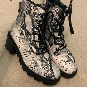 Madden girl size 8 boots, scale color
